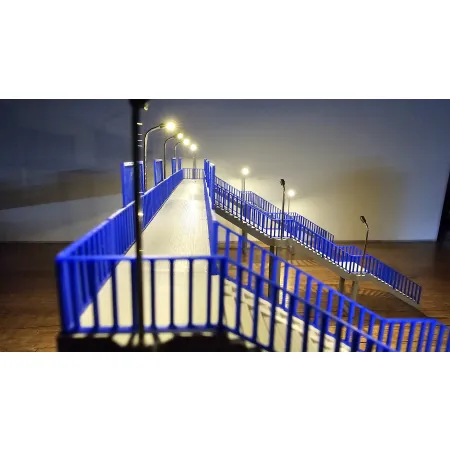 Kładka nad torami – połącznie 3 peronów – z oświetleniem H0 1:87