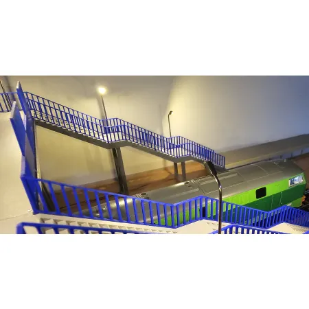 Kładka nad torami – połącznie 3 peronów – z oświetleniem H0 1:87